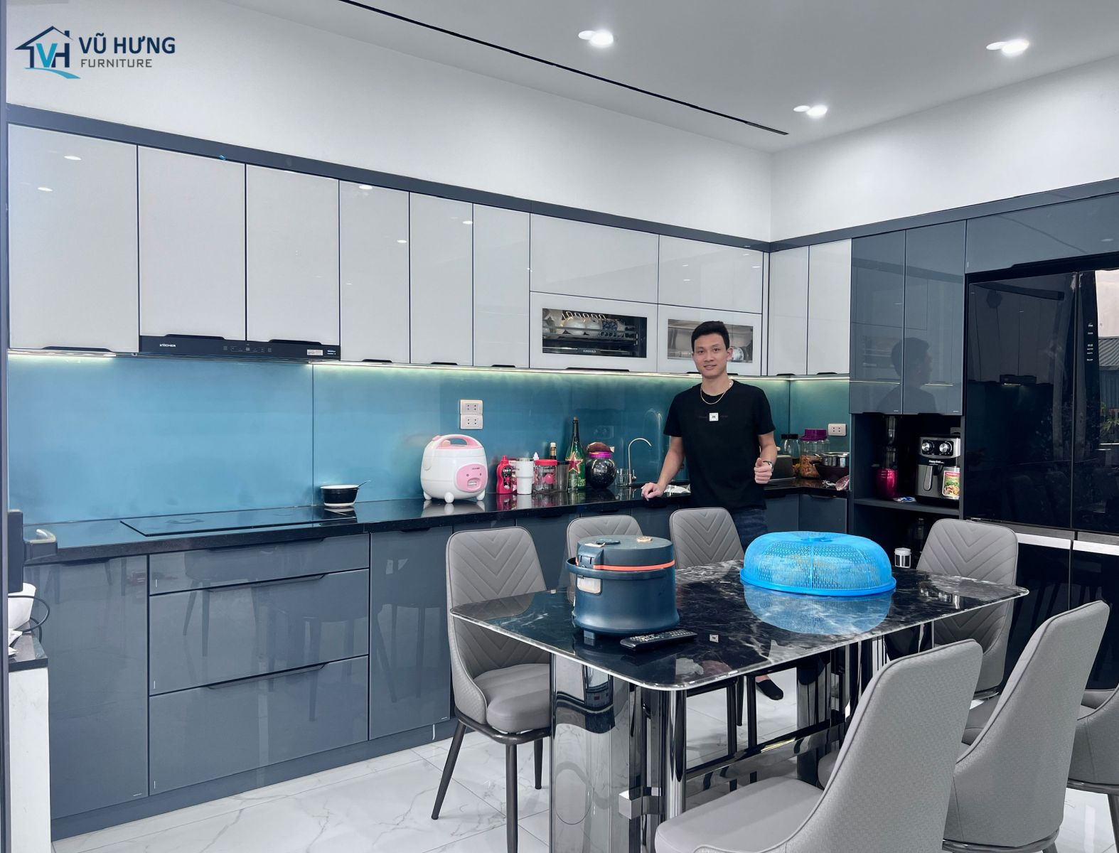 Tủ bếp inox 304 sơn tĩnh điện, cánh kính cường lực khung nhôm cao cấp